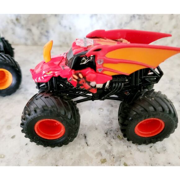 Monster Jam 1/64‎ Spin Master LOT Of 2 Bakugan Dragonoid Red & Green Dragons - Picture 4 of 9